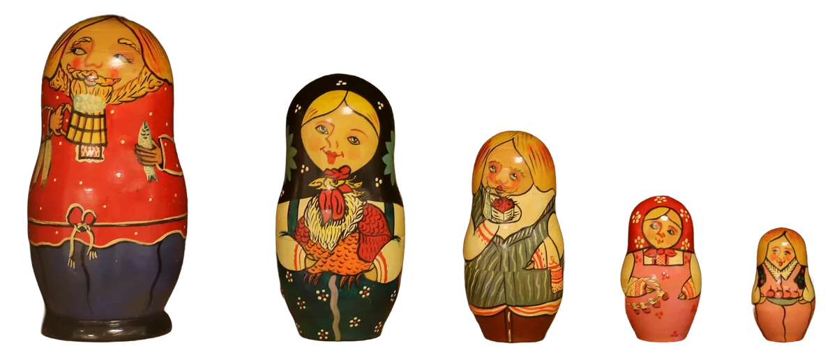 Cinco matrioskas de madeira pintadas à mão, do conjunto que fica no consultório de João