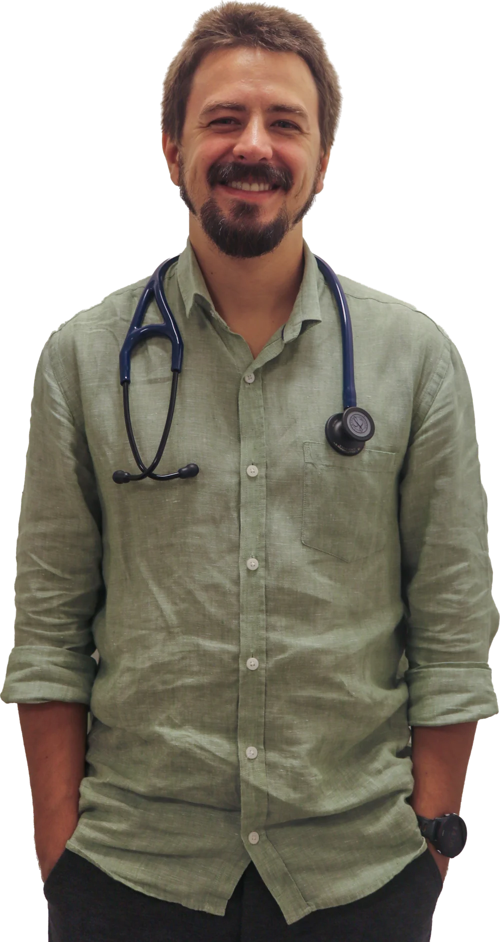 João sorrindo, de camisa verde com um estetoscópio no pescoço